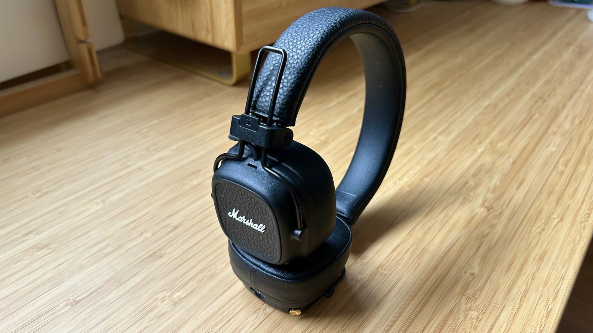 marshall major v headphones balanced on one ear cup