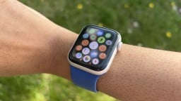 Apple Watch SE 2 on a woman's wrist