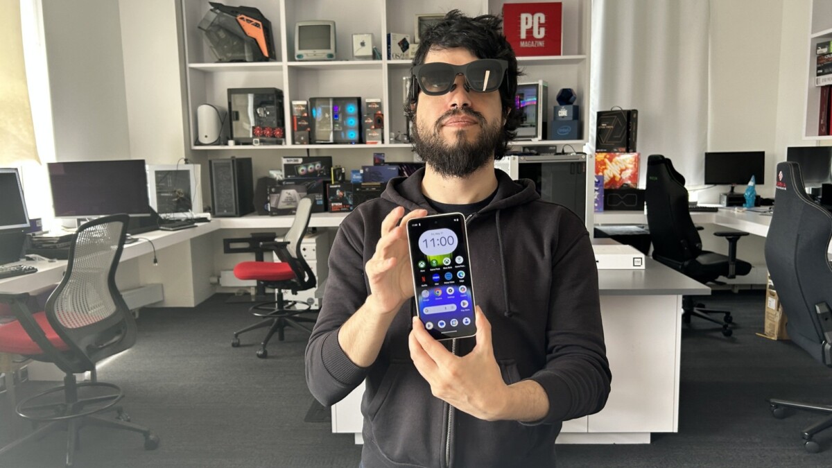 Mashable's Matt Binder getting some hands-on experience with the Beam Pro.