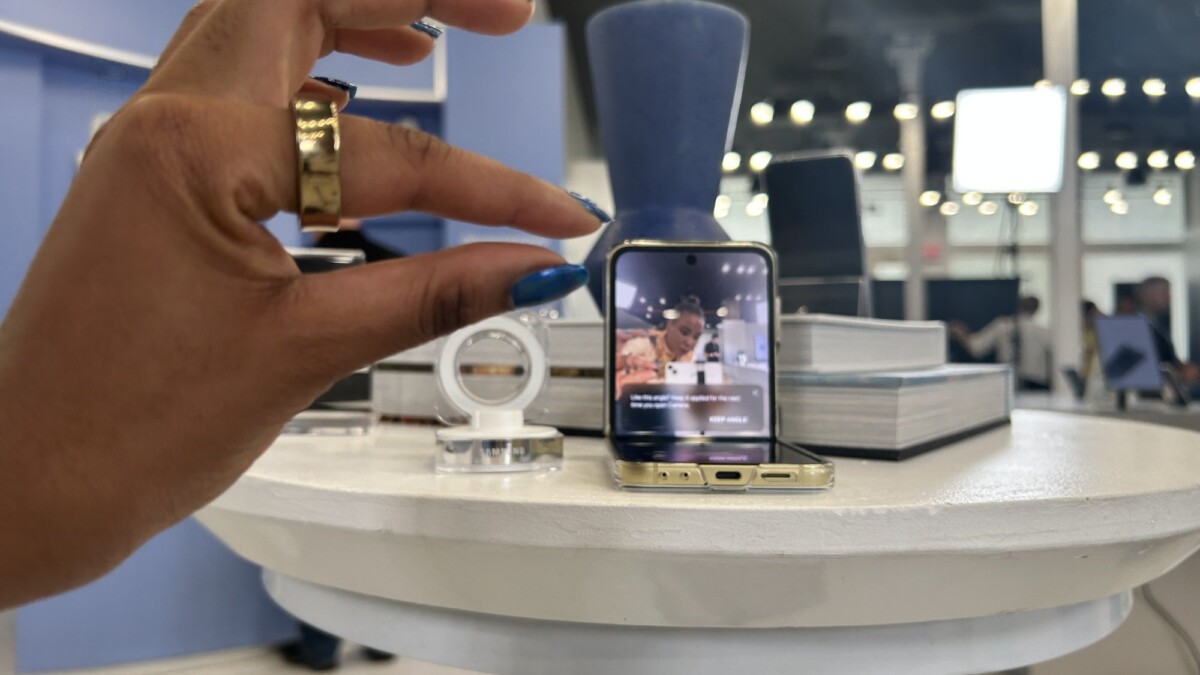 Samsung Galaxy Ring double-pinch gesture