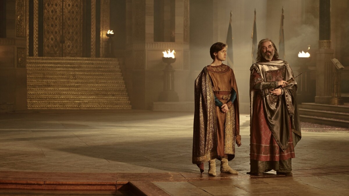 Kemen and Ar-Pharazôn have a discussion in the Númenorean throne room.