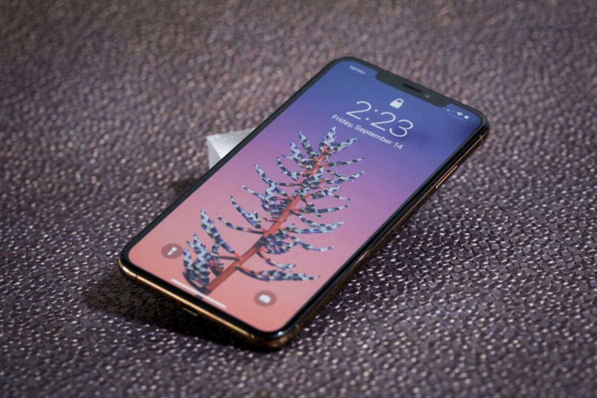 iPhone XS Max in front of a grainy background