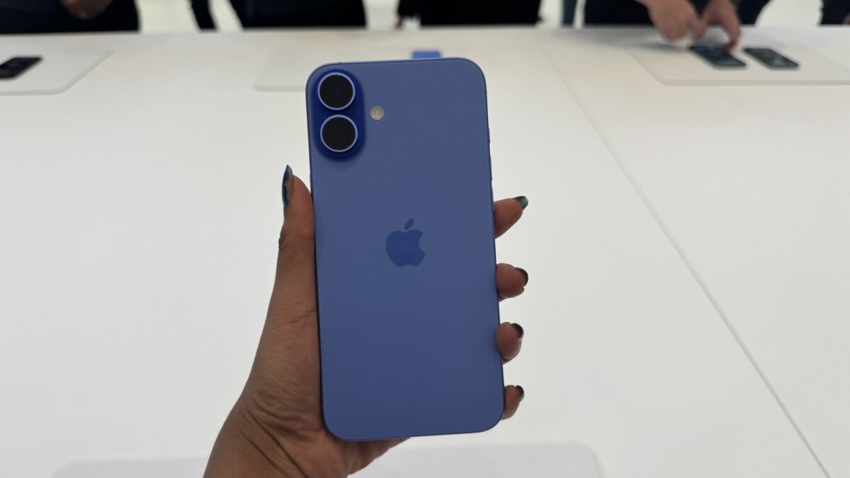 iPhone 16 Ultramarine colorway