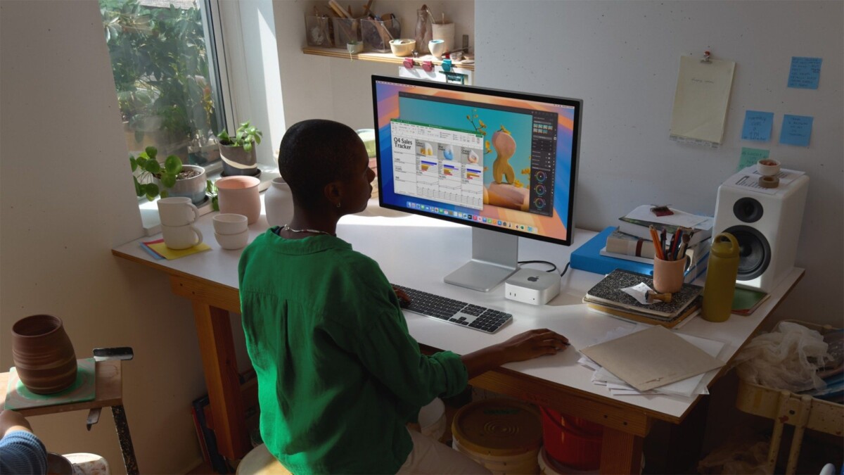 M4 Mac mini with a monitor