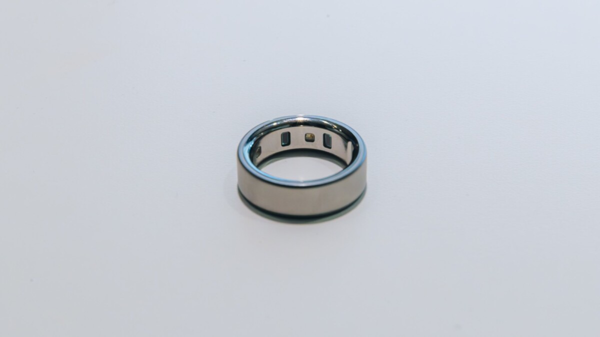 Oura Ring 4 on a white table