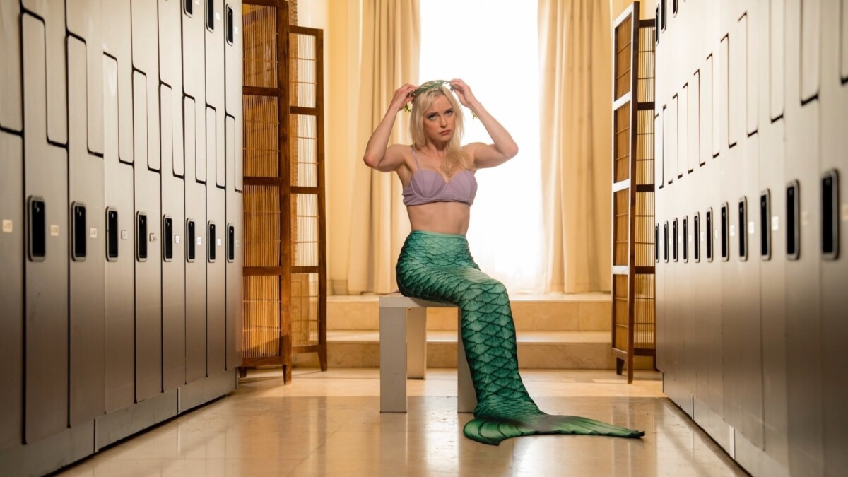 Anna Faris dressed as a mermaid for a true crime re-enactment in "It's Florida, Man."