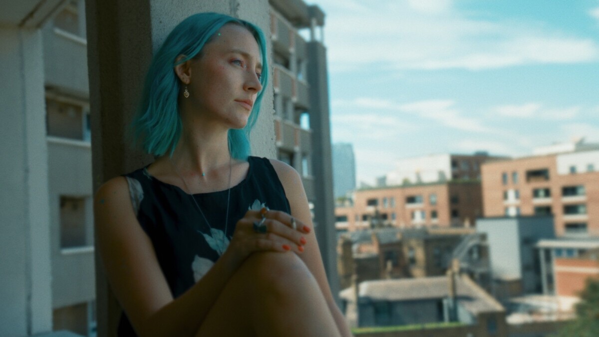 Saoirse Ronan has blue hair in "The Outrun."