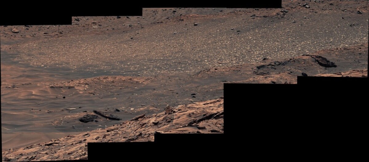 A wideview of sulfur stones in Gediz Vallis taken by Curiosity