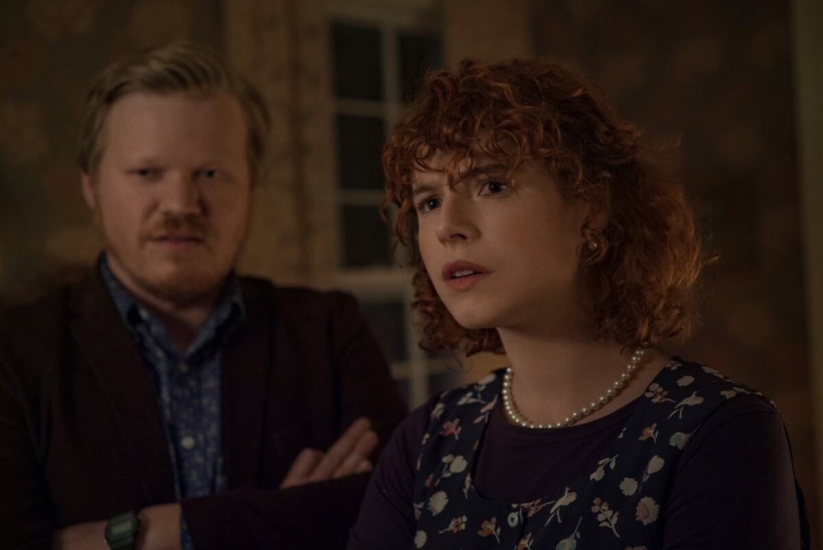 A man and a woman in fancy dinner attire.