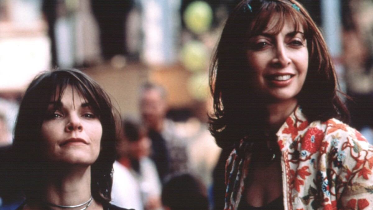 Kathryn Erbe and Illeana Douglas as sisters Maggie and Lisa in "Stir of Echoes."